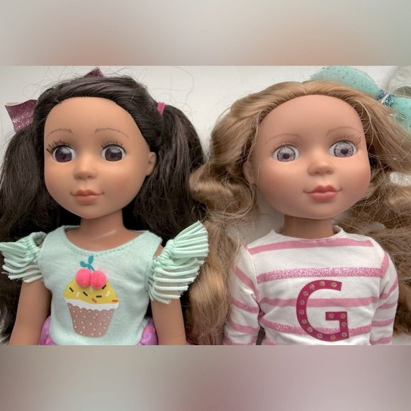 2 Glitter Girls Poseable Fashion Dolls and two additional outfits included - Picture 10 of 15